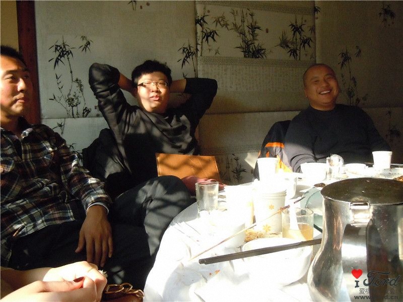 大龙腿上的是菜谱，整顿饭他都抱着没撒手.jpg