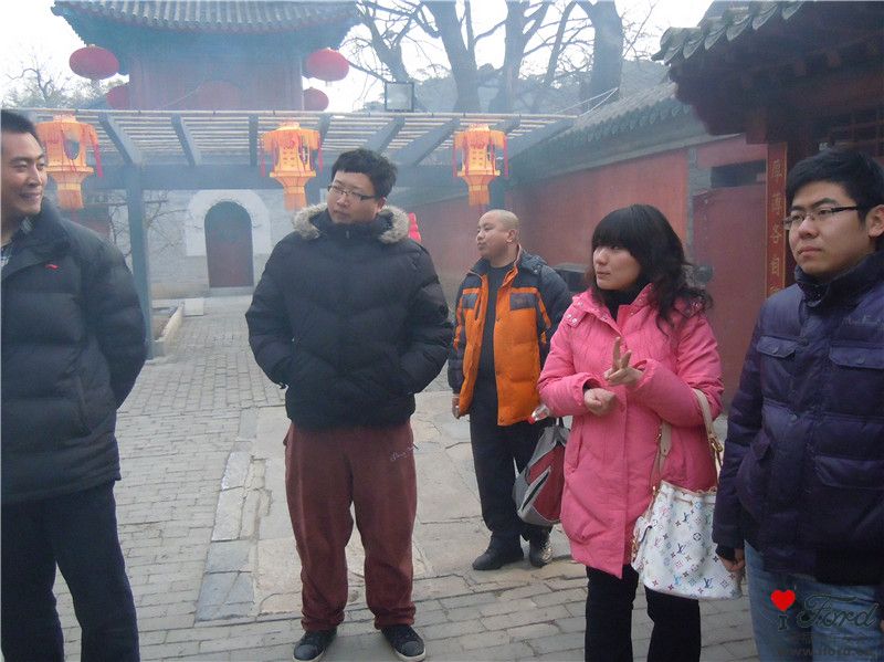 塔姐这手势，朝谁比呢