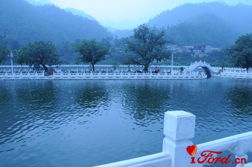 旅店外的小湖