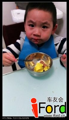 儿子吃的正高兴呢极不情愿的被抓照相