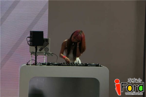 DJ.JPG