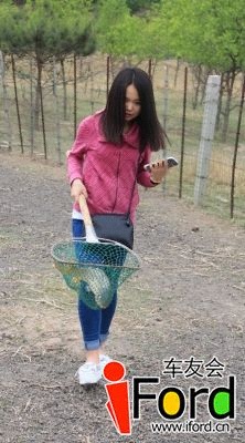 美女心里在想，回去我怎么解决你呢。。