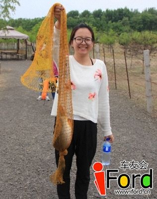 “满载而归”的小潘潘，拿着今天别人胜利的果实，高高兴兴的回家，也为此次聚会画上了完美的句号