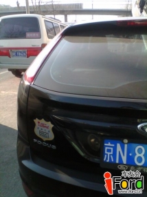 通缉通缉～～盾标8821阜外大街天意门口黑色福克斯